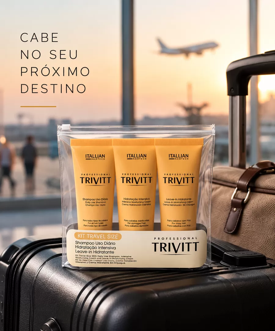 Kit Trivitt Travel Size sobre uma mala de bordo no aeroporto, com avião decolando ao fundo